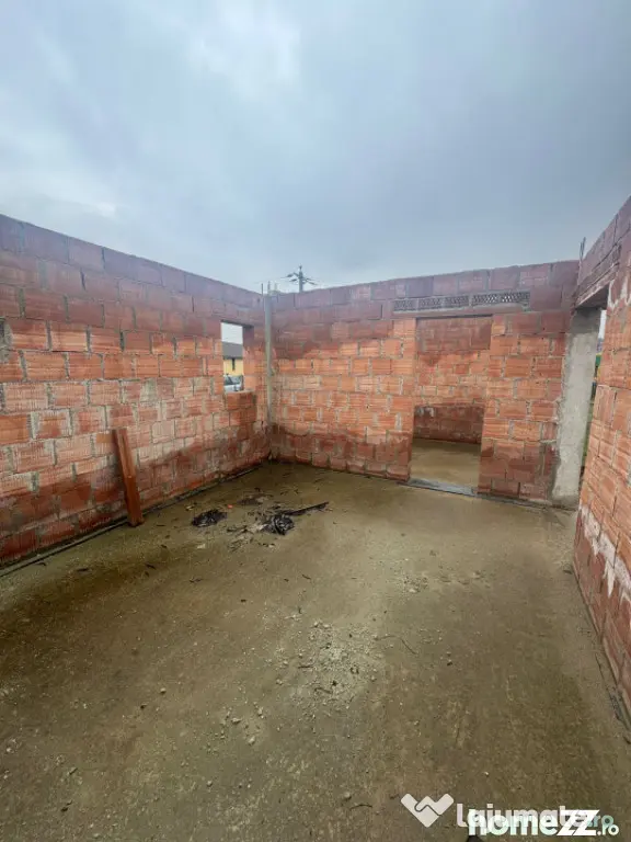 Casă la roșu în Tăuții Măgherăuș, teren 800 mp, acce