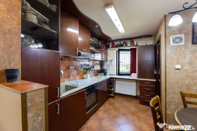 Apartament cu 3 camere de închiriat în zona Podgoria