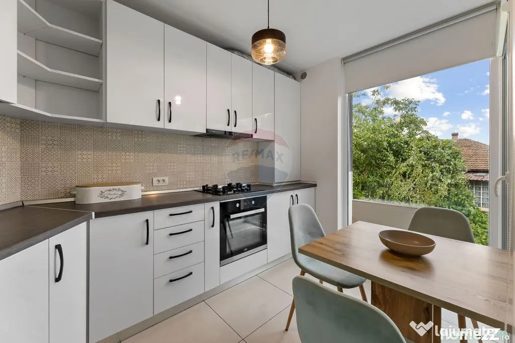 Apartament cu 3 camere + terasa de închiriat la Bourgeoi...