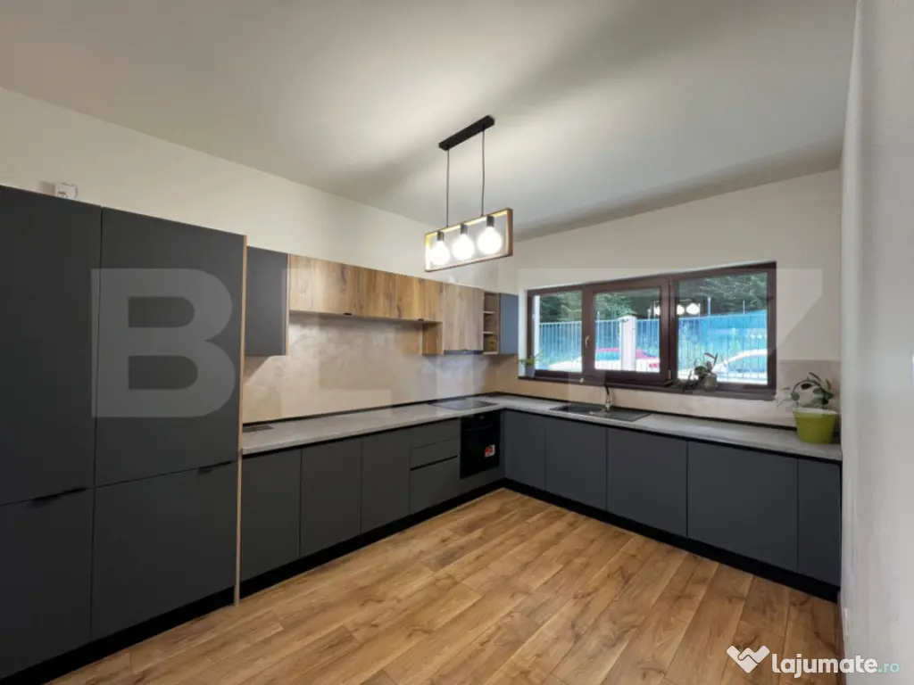 Casa cu 4 camere, 120 mp utili, 250 mp de teren, la liziera