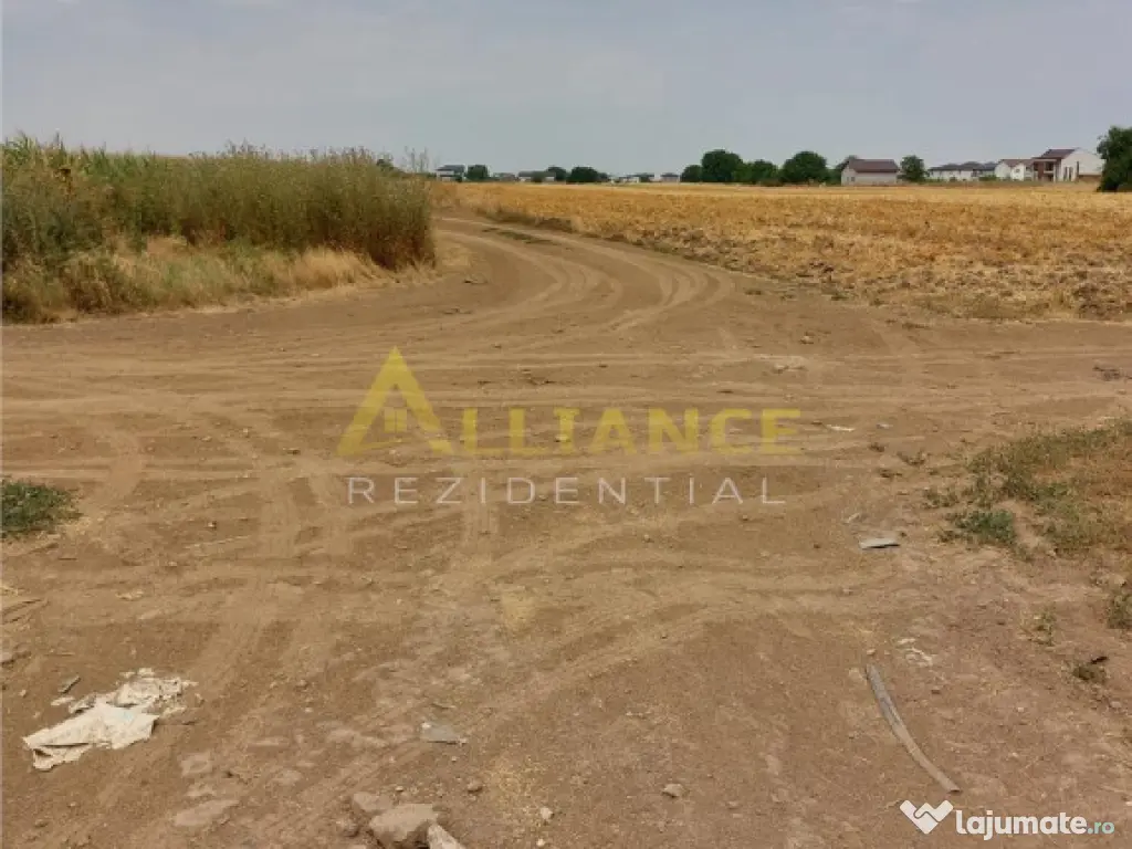 Teren 330 mp,la 250-300 m de alte case.Zona in dezvoltare.