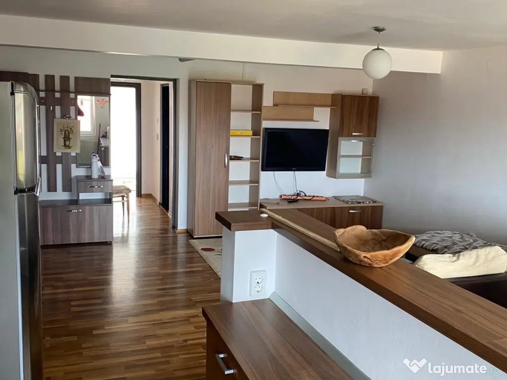 Inchiriez apartament