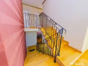 Casă cu 7 camere, 10 ari de vânzare la drumul principal... 