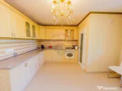 Casă cu 7 camere, 10 ari de vânzare la drumul principal... 