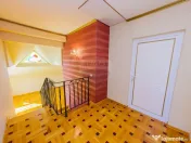 Casă cu 7 camere, 10 ari de vânzare la drumul principal... 