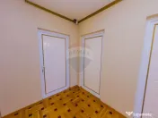 Casă cu 7 camere, 10 ari de vânzare la drumul principal... 