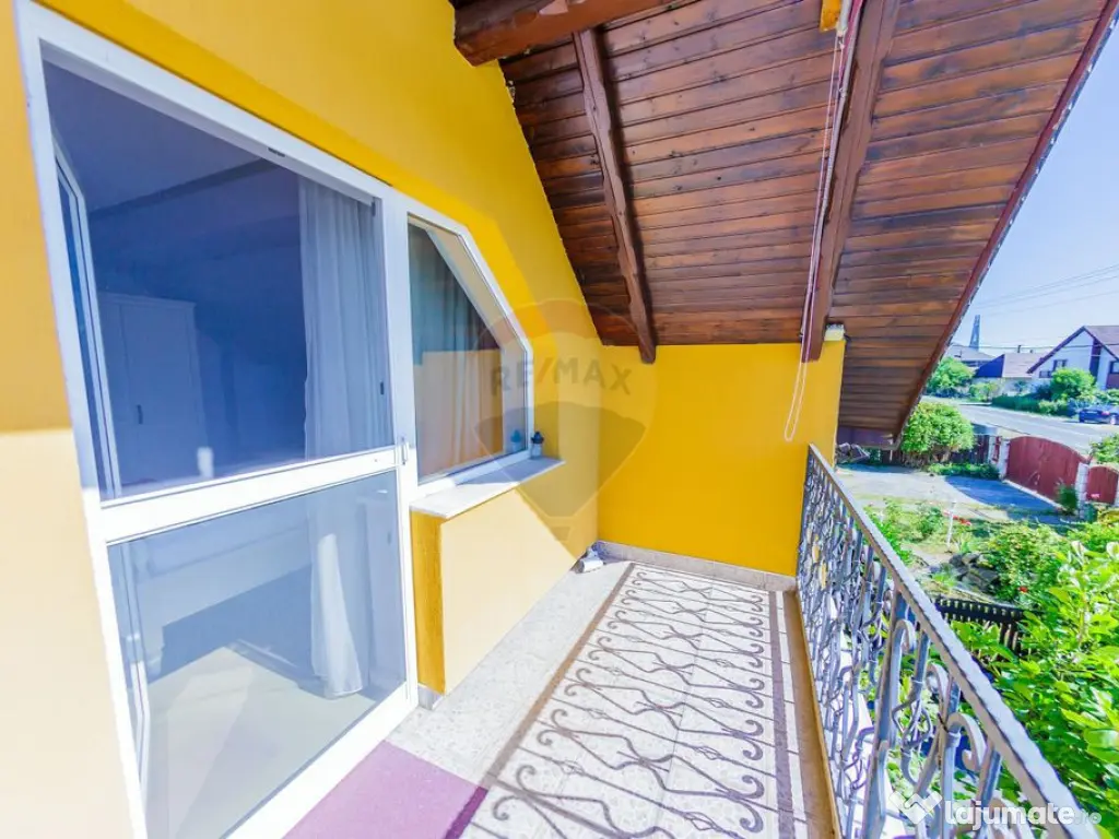 Casă cu 7 camere, 10 ari de vânzare la drumul principal...