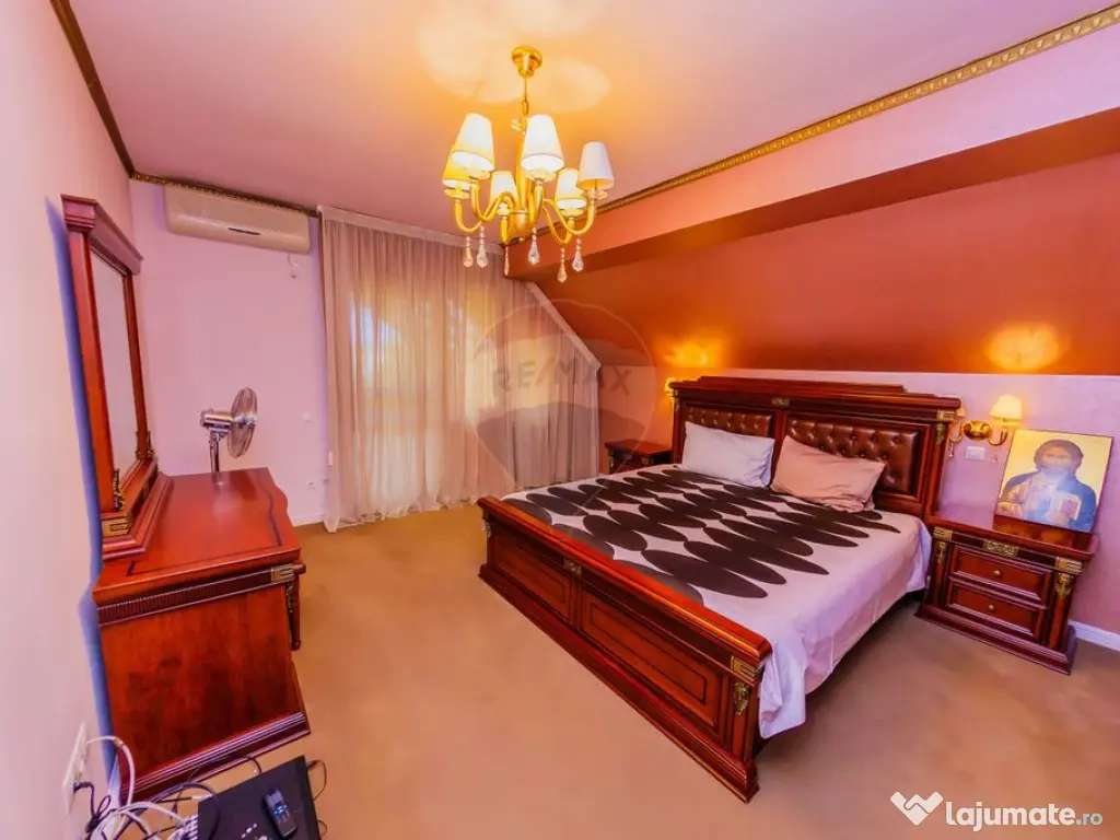 Casă cu 7 camere, 10 ari de vânzare la drumul principal...