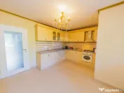 Casă cu 7 camere, 10 ari de vânzare la drumul principal... 