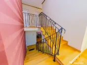 Casă cu 7 camere, 10 ari de vânzare la drumul principal... 