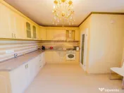 Casă cu 7 camere, 10 ari de vânzare la drumul principal... 