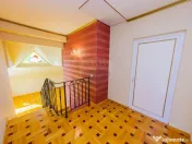 Casă cu 7 camere, 10 ari de vânzare la drumul principal... 