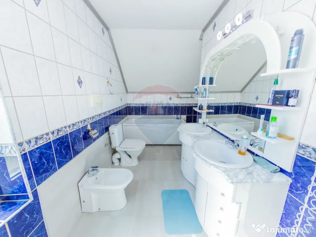 Casă cu 7 camere, 10 ari de vânzare la drumul principal...