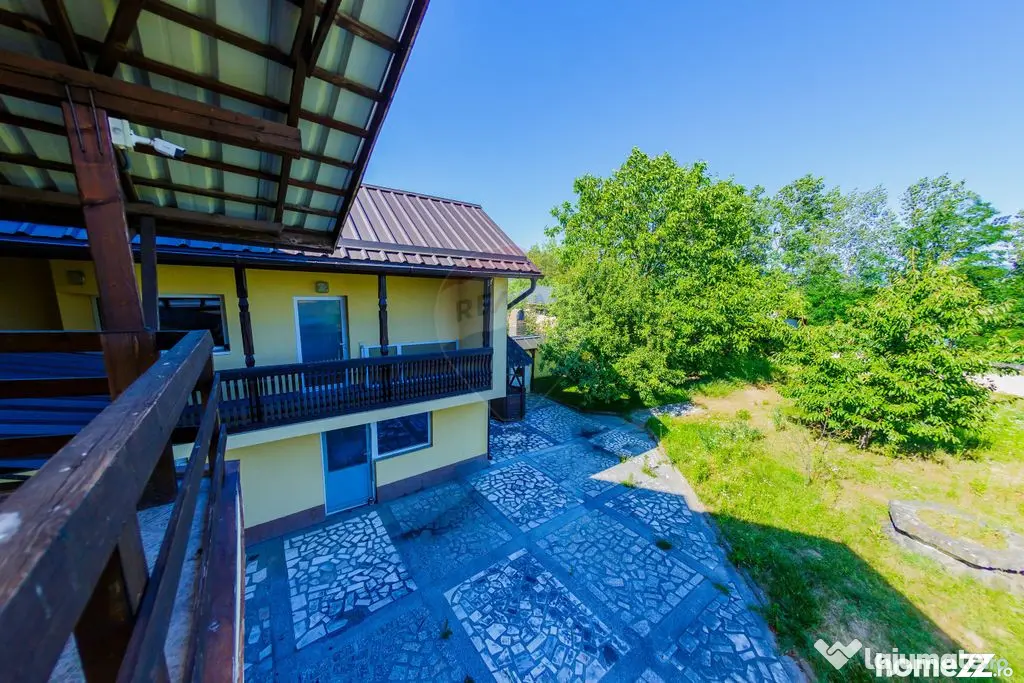 Casă cu 7 camere, 10 ari de vânzare la drumul principal...