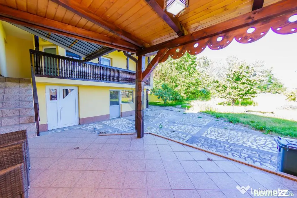 Casă cu 7 camere, 10 ari de vânzare la drumul principal...