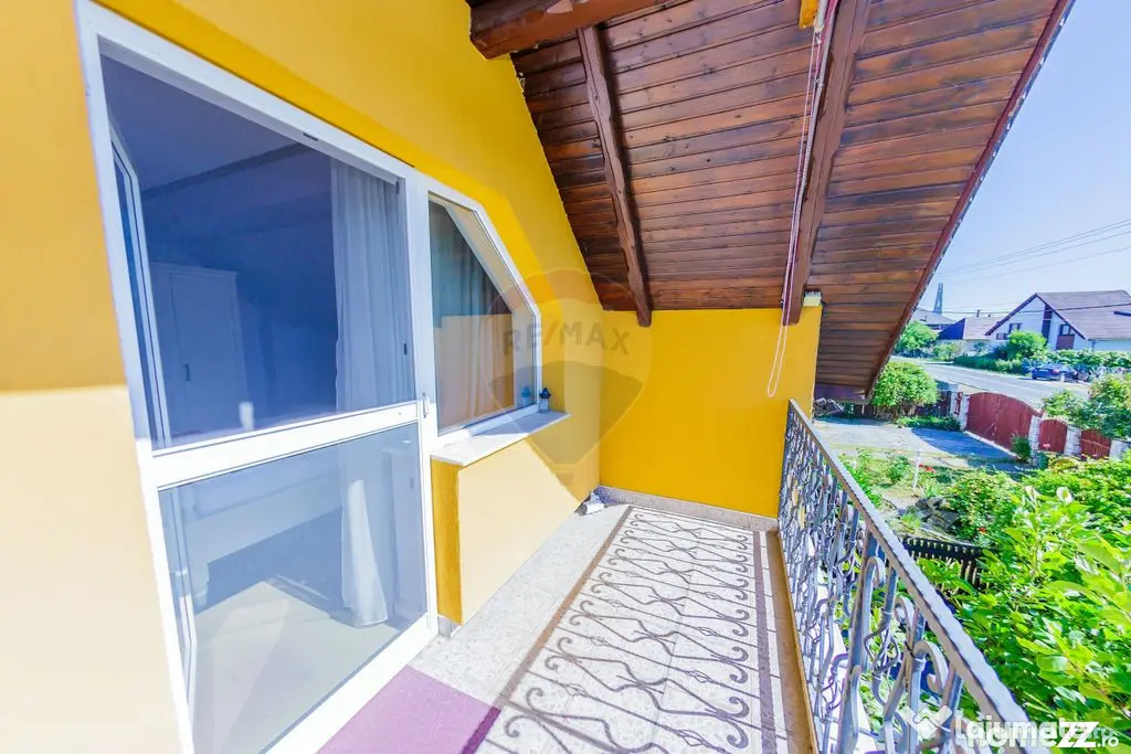 Casă cu 7 camere, 10 ari de vânzare la drumul principal...