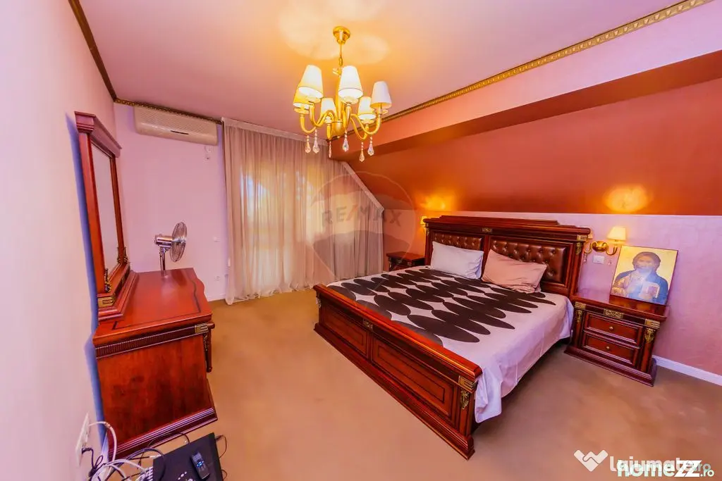 Casă cu 7 camere, 10 ari de vânzare la drumul principal...