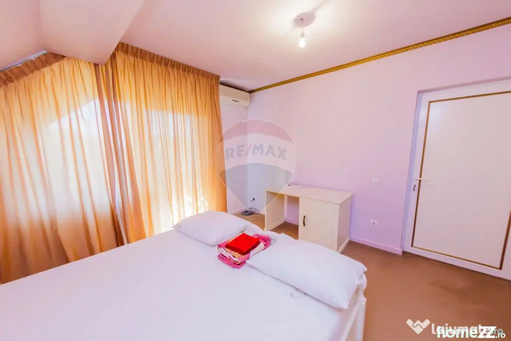 Casă cu 7 camere, 10 ari de vânzare la drumul principal...