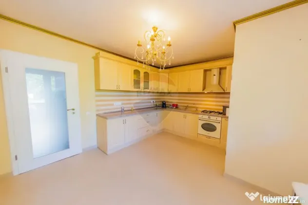 Casă cu 7 camere, 10 ari de vânzare la drumul principal...