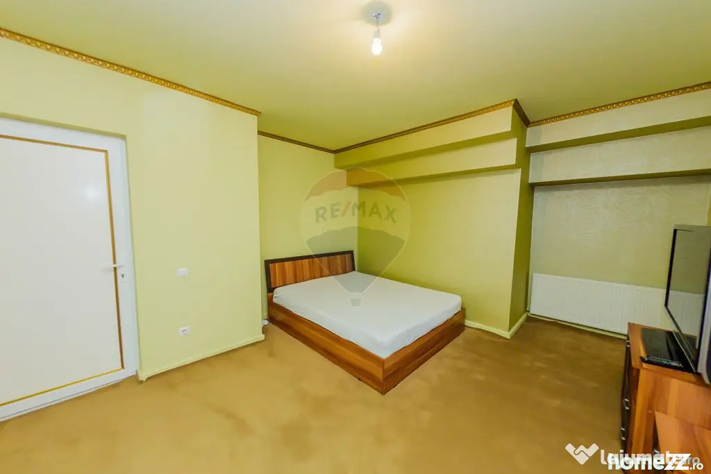 Casă cu 7 camere, 10 ari de vânzare la drumul principal...