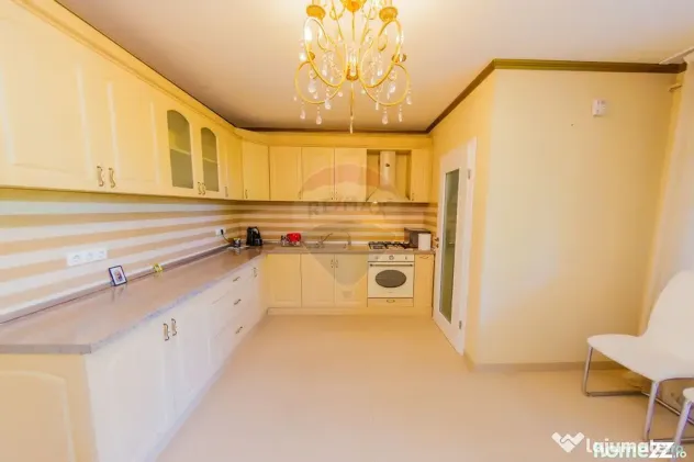 Casă cu 7 camere, 10 ari de vânzare la drumul principal...