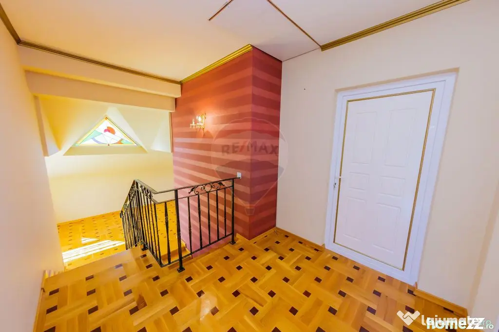 Casă cu 7 camere, 10 ari de vânzare la drumul principal...