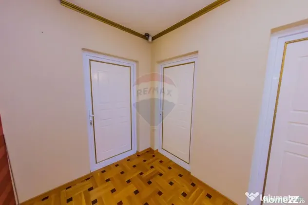 Casă cu 7 camere, 10 ari de vânzare la drumul principal...