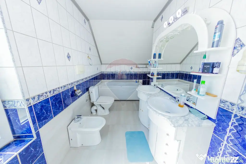 Casă cu 7 camere, 10 ari de vânzare la drumul principal...
