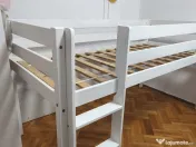 Pat cu tobogan pentru copii