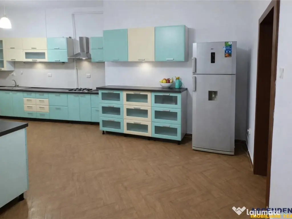 Rezidenta 4 camere,in farmec istoric, vedere Tampa,cu beci s