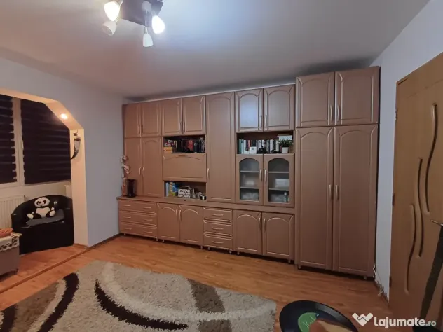 Vând apartament 3 camere Dambu Pietros