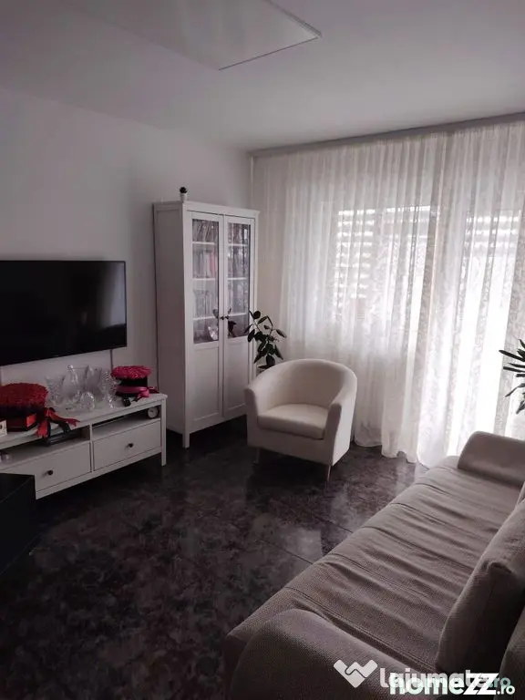 Tomis 1, apartament cu doua camere decomandate.