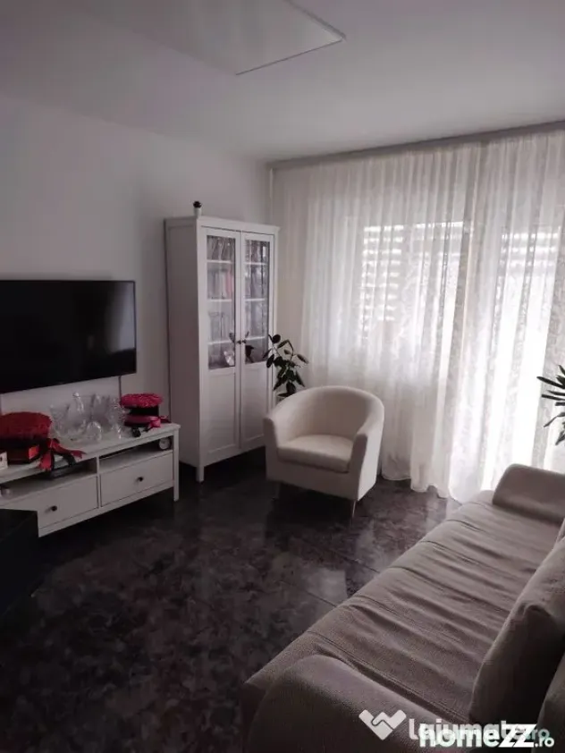 Tomis 1, apartament cu doua camere decomandate.