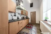 90 mp, două niveluri, complet mobilat și ultracentral, ...