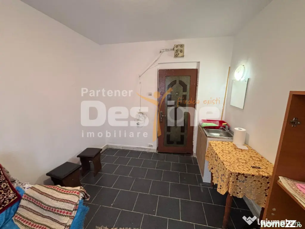 Cameră de cămin renovată, ușă metalică și geam termop