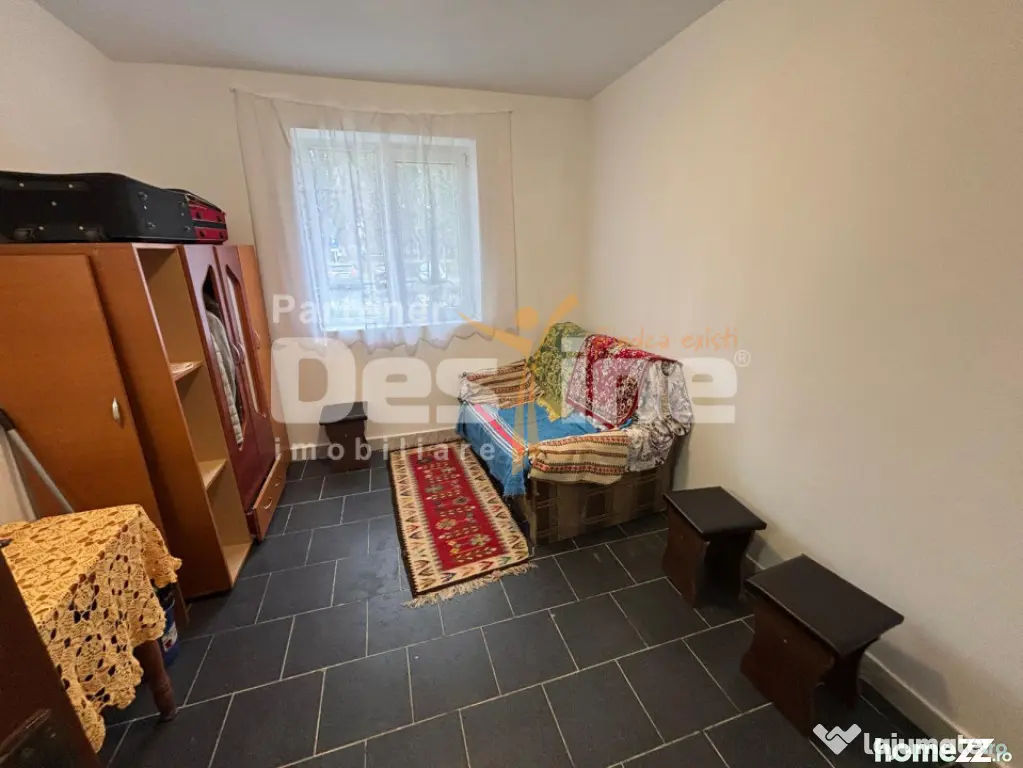 Cameră de cămin renovată, ușă metalică și geam termop