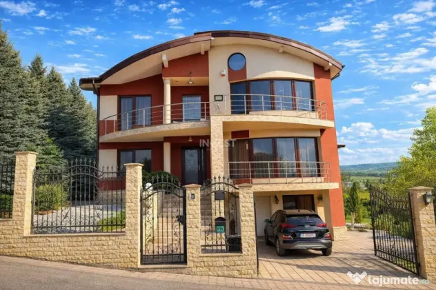 Vilă cu 7 camere și 825 mp teren în cartierul Bucium-Iasi