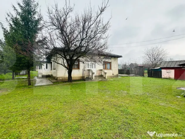 Casă din caramida, cu teren 1900 mp - Calinesti