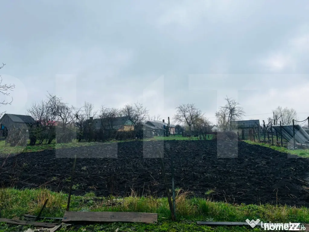 Casă din chirpici, cu teren 1900 mp - Calinesti