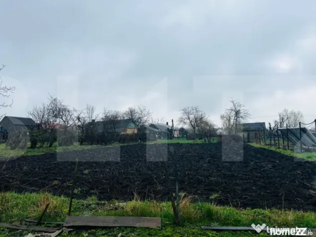 Casă din chirpici, cu teren 1900 mp - Calinesti