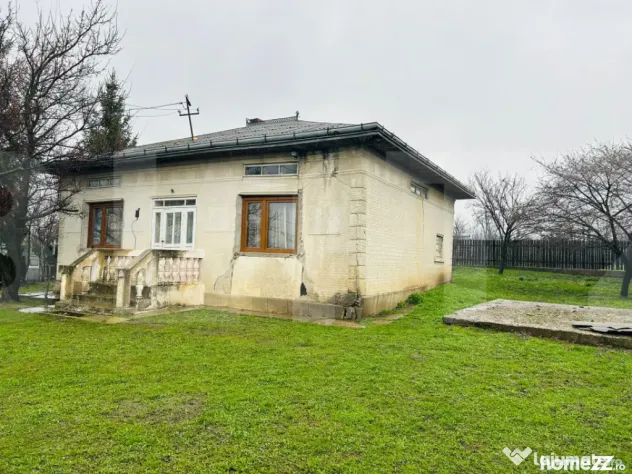 Casă din chirpici, cu teren 1900 mp - Calinesti