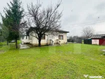 Casă din chirpici, cu teren 1900 mp - Calinesti