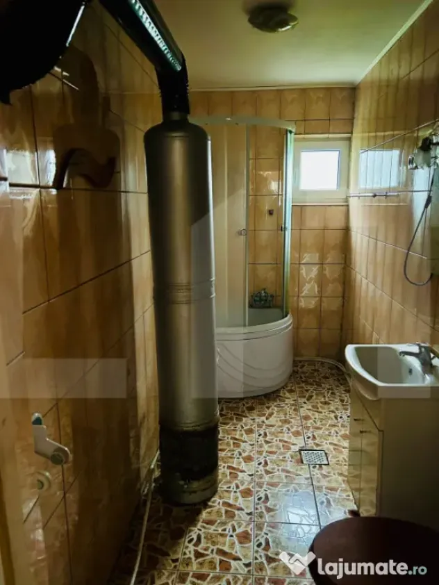 Casă din caramida, cu teren 1900 mp - Calinesti