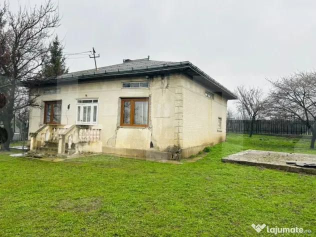 Casă din caramida, cu teren 1900 mp - Calinesti