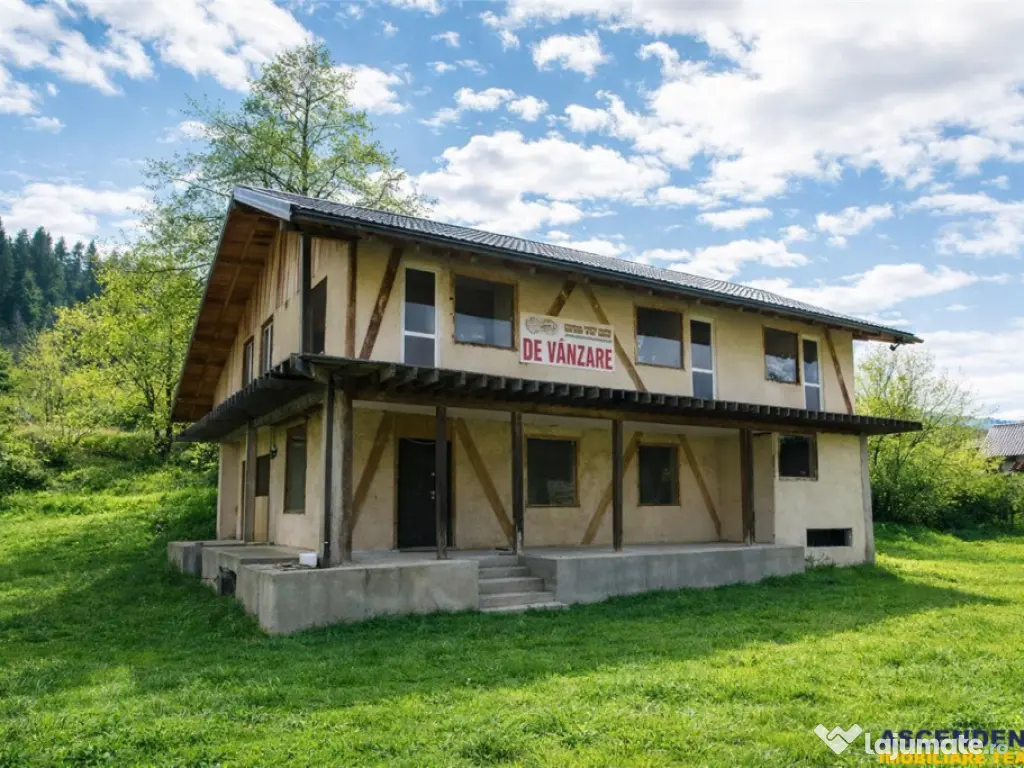 FILM! Constructie rustica tip Casa Verde, cu parau si panora