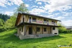 FILM! Constructie rustica tip Casa Verde, cu parau si panora