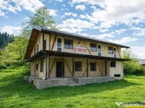 FILM! Constructie rustica tip Casa Verde, cu parau si panora