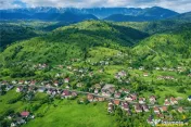 FILM! Constructie rustica tip Casa Verde, cu parau si panora 