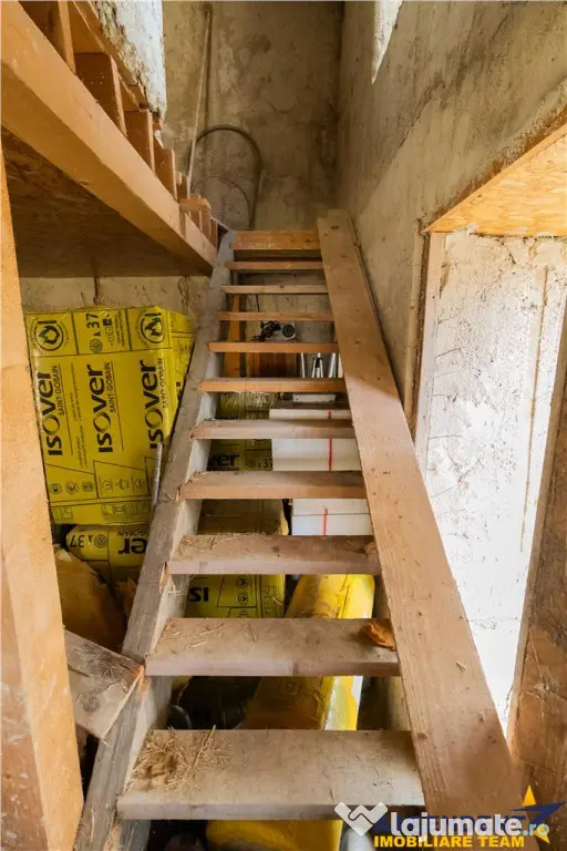 FILM! Constructie rustica tip Casa Verde, cu parau si panora