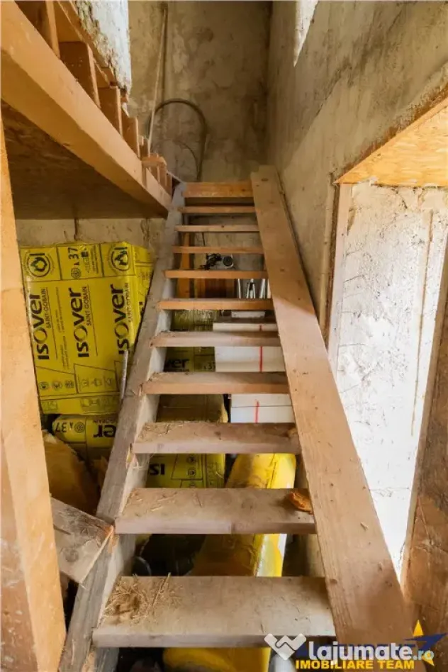 FILM! Constructie rustica tip Casa Verde, cu parau si panora